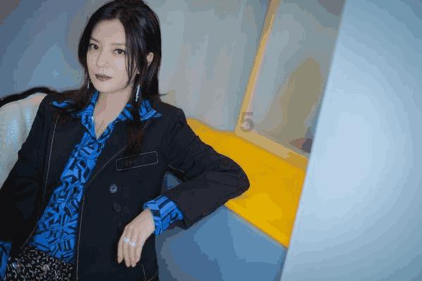 必须得打一顿了!熊孩子放炮点着草坪,灭不掉吓得四散奔逃